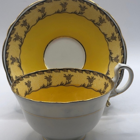 Aynsley B3679 Bone China Teacup and Saucer - Picture 2 of 8